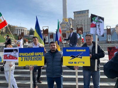 "Кров українців на ваших руках". У Києві іранська діаспора протестує проти участі Ірану в російсько-українській війні "Кров українців на ваших руках". У Києві іранська діаспора протестує проти участі Ірану в російсько-українській війні