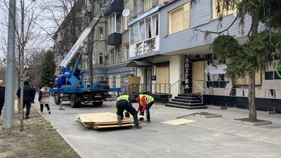 У Харкові після обстрілу РФ усувають наслідки У Харкові після обстрілу РФ усувають наслідки