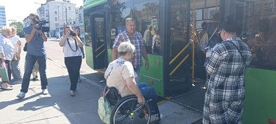 У Житомирі перевіряли рівень безбар'єрності громадського транспорту й амбулаторій для людей на кріслах колісних У Житомирі перевіряли рівень безбар'єрності громадського транспорту й амбулаторій для людей на кріслах колісних