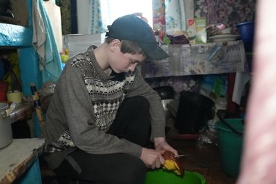 Як школяр із села на Сумщині доглядає самотню бабусю Як школяр із села на Сумщині доглядає самотню бабусю