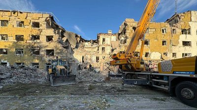 “99,8% будинків пошкоджені”. Миколаївка 12 днів без світла — відновлення ускладнюють обстріли “99,8% будинків пошкоджені”. Миколаївка 12 днів без світла — відновлення ускладнюють обстріли