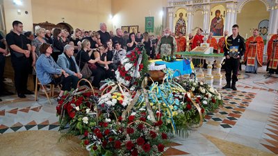 У Мукачеві попрощалися з померлим захисником Анатолієм Гунченком У Мукачеві попрощалися з померлим захисником Анатолієм Гунченком