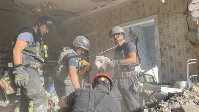 Рятувальники розбирають завали зруйнованого РФ будинку у Київському районі Харкова, 3 липня 2024 року Рятувальники розбирають завали зруйнованого РФ будинку у Київському районі Харкова, 3 липня 2024 року