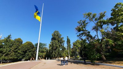 Підняли жовто-синій стяг, поклали квіти до пам'ятних знаків. У Кропивницькому відзначили День прапора Підняли жовто-синій стяг, поклали квіти до пам'ятних знаків. У Кропивницькому відзначили День прапора