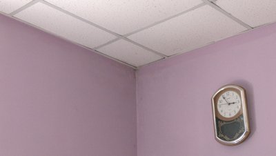 Протікає дах, не працює електропроводка та каналізація: у Черкасах для жіночого кризового центру шукають нове приміщення Протікає дах, не працює електропроводка та каналізація: у Черкасах для жіночого кризового центру шукають нове приміщення