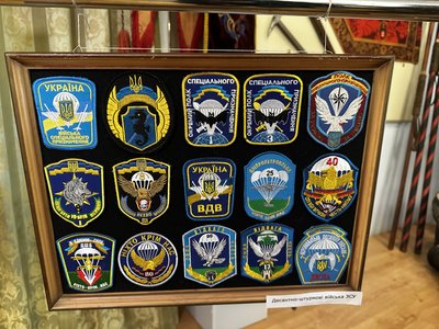 У Полтаві презентували виставку військових шевронів у музеї "Поле Полтавської битви" У Полтаві презентували виставку військових шевронів у музеї "Поле Полтавської битви"