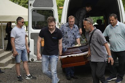 У Харкові простилися з Іриною Мироненко та її донькою Марією, які загинули під час ударів РФ по "Епіцентру" У Харкові простилися з Іриною Мироненко та її донькою Марією, які загинули під час ударів РФ по "Епіцентру"
