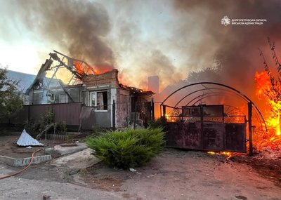 Поранено людину, сталися пожежі, пошкоджено інфраструктуру, підприємство, оселі: РФ атакувала Нікопольщину і Криворіжжя