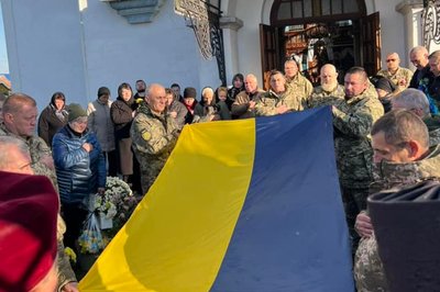 На Тернопільщині в останню дорогу провели захисника України Ростислава Антонюка На Тернопільщині в останню дорогу провели захисника України Ростислава Антонюка