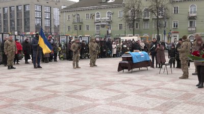 Із солдатом Василем Степанюком попрощались у Рівному Із солдатом Василем Степанюком попрощались у Рівному