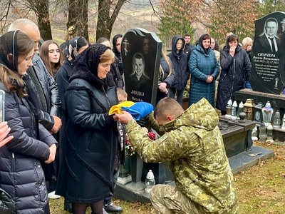 На Закарпатті попрощалися з полеглим прикордонником Василем Мікешем На Закарпатті попрощалися з полеглим прикордонником Василем Мікешем