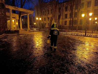 Боротьба з ожеледицею в Одесі: на вулиця працюють понад півтори тисячі комунальників Боротьба з ожеледицею в Одесі: на вулиця працюють понад півтори тисячі комунальників