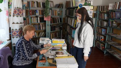 Наймолодшому – 6, найстаршому – 96: у селі Червоний Яр на Кіровоградщині 65% жителів відвідують місцеву бібліотеку Наймолодшому – 6, найстаршому – 96: у селі Червоний Яр на Кіровоградщині 65% жителів відвідують місцеву бібліотеку