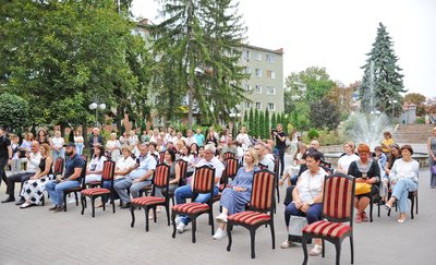 Учасники аукціону, розмальовані тубуси, учасники заходу Учасники аукціону, розмальовані тубуси, учасники заходу