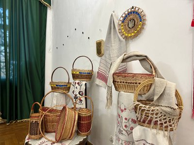 "Першою оцінює роботи дружина": у замку на Рівненщині діє виставка виробів з лози "Першою оцінює роботи дружина": у замку на Рівненщині діє виставка виробів з лози