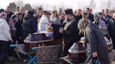 На Вінниччині попрощалися з подружжям, яке загинуло під час ракетного обстрілу столиці На Вінниччині попрощалися з подружжям, яке загинуло під час ракетного обстрілу столиці
