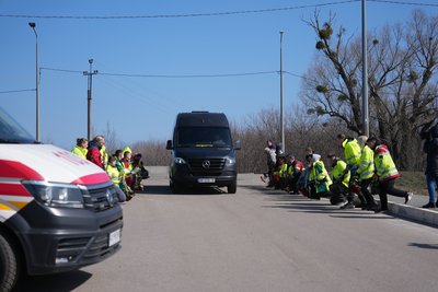 Медики швидкої допомоги стали на коліна перед автівкою, в якій везуть труну з тілом загиблого Дмитра Колесника Медики швидкої допомоги стали на коліна перед автівкою, в якій везуть труну з тілом загиблого Дмитра Колесника