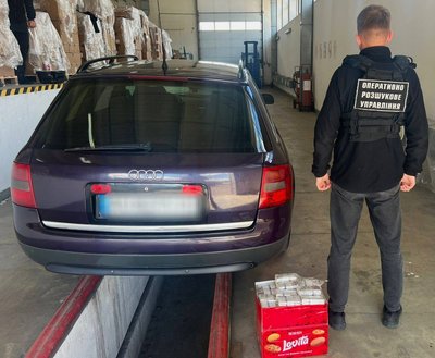 310 пачок сигарет знайшли прикордонники у коробці передач в машині закарпатки