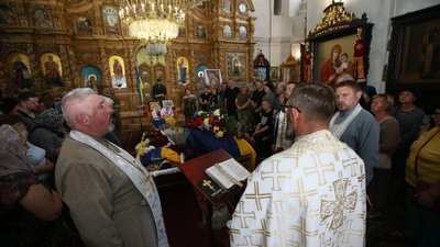 У Чернігові поховали Юрія Дмитренка та Юрія Мозгового, які загинули при виконанні бойових завдань на Донеччині У Чернігові поховали Юрія Дмитренка та Юрія Мозгового, які загинули при виконанні бойових завдань на Донеччині