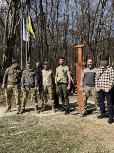 У Холодному Яру на Черкащині встановили двометровий "Меч Арея" У Холодному Яру на Черкащині встановили двометровий "Меч Арея"