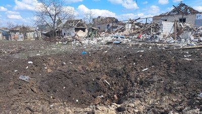 Вирва на городі після російського удару авіабомбою Іллінівка Краматорський район Донецька область 14 квітня 2025 рік Вирва на городі після російського удару авіабомбою Іллінівка Краматорський район Донецька область 14 квітня 2025 рік