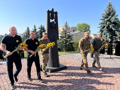 В Ужгороді вшанували пам'ять полеглих захисників України В Ужгороді вшанували пам'ять полеглих захисників України