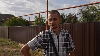 "На пам’ять я взяла світлину доньки": як жителі Донеччини рятуються від війни, що в 10 кілометрах від них "На пам’ять я взяла світлину доньки": як жителі Донеччини рятуються від війни, що в 10 кілометрах від них