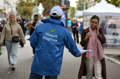 Учасник агітаційної кампанії "Нашої партії" Ренато Усатого роздає листівки партії в центрі Кишинева, Молдова, 25 вересня 2025 року Учасник агітаційної кампанії "Нашої партії" Ренато Усатого роздає листівки партії в центрі Кишинева, Молдова, 25 вересня 2025 року