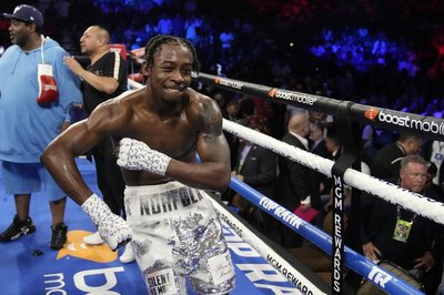 Денис Берінчик вперше захищатиме звання чемпіона світу: що потрібно знати про бій з Кішоном Девісом Денис Берінчик вперше захищатиме звання чемпіона світу: що потрібно знати про бій з Кішоном Девісом