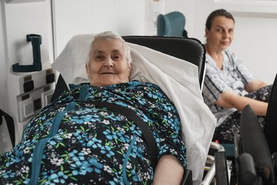 З Шевченкового евакуйовують місцеву жительку Клавдію Лисенко З Шевченкового евакуйовують місцеву жительку Клавдію Лисенко