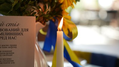"Згадати і памʼятати": у Сумах сервірували столи на честь полеглих захисників "Згадати і памʼятати": у Сумах сервірували столи на честь полеглих захисників