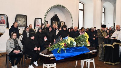 Поховання на Чернігівщині: в останню путь провели 7 військових Поховання на Чернігівщині: в останню путь провели 7 військових