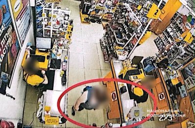 Витратила майже 25 тисяч гривень з чужої банківської картки: мешканку Покрова на Дніпропетровщині підозрюють у крадіжці Витратила майже 25 тисяч гривень з чужої банківської картки: мешканку Покрова на Дніпропетровщині підозрюють у крадіжці