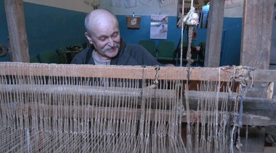 "Думав, що це жіноча робота": майстер з Черкащини відновив старовинний ткацький верстат "Думав, що це жіноча робота": майстер з Черкащини відновив старовинний ткацький верстат