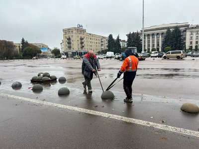 У Житомирі на майдані Соборному за 60 тисяч гривень замінили напівсфери У Житомирі на майдані Соборному за 60 тисяч гривень замінили напівсфери