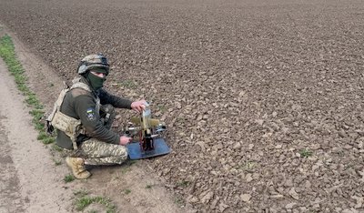 Пілот готує до запуску дрон-перехоплювач Пілот готує до запуску дрон-перехоплювач
