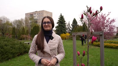 Перша проректорка закладу Марія Артеменко біля магнолії Перша проректорка закладу Марія Артеменко біля магнолії