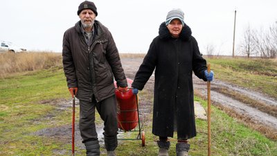 Олена і Микола Велички везуть додому балон зі скрапленим газом, Волохів Яр, Харківщина, січень 2025 року Олена і Микола Велички везуть додому балон зі скрапленим газом, Волохів Яр, Харківщина, січень 2025 року