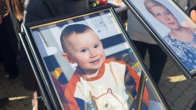 У Прилуках попрощалися з жертвами атаки РФ: Наталією Ігнатушко, Вікторією Бондаренко, Катериною Антипенко та її сином У Прилуках попрощалися з жертвами атаки РФ: Наталією Ігнатушко, Вікторією Бондаренко, Катериною Антипенко та її сином