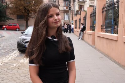 Старшокласниця Чернівецького ліцею №12 Даніела Старшокласниця Чернівецького ліцею №12 Даніела