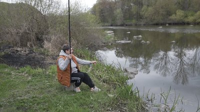 Місцева жителька на риболовлі Місцева жителька на риболовлі