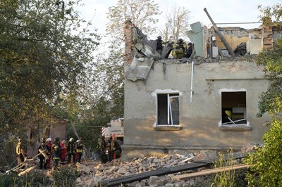 Пошук людей під завалами у Харкові після влучання КАБ Пошук людей під завалами у Харкові після влучання КАБ