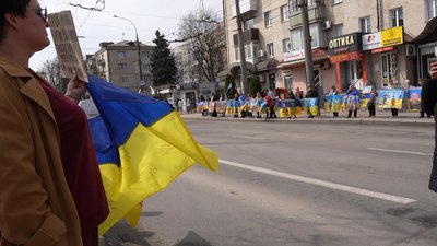 У Хмельницькому проходить акція на підтримку полонених і зниклих безвісти військових У Хмельницькому проходить акція на підтримку полонених і зниклих безвісти військових