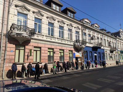 на руській 27 в тернополі змінили колір фасаду, синій фасад на руській 27 в тернополі змінили колір фасаду, синій фасад