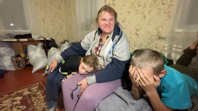 "Розуміємо, що повертатися буде нікуди": як дві багатодітних сім'ї на Чернігівщині тікали від обстрілів та де оселилися "Розуміємо, що повертатися буде нікуди": як дві багатодітних сім'ї на Чернігівщині тікали від обстрілів та де оселилися