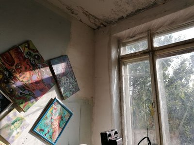 У будинку художника збирається волога У будинку художника збирається волога