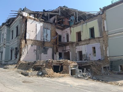 Руйнування на території дитячої лікарні Охматдит оглянули дипломати з Німеччини Руйнування на території дитячої лікарні Охматдит оглянули дипломати з Німеччини