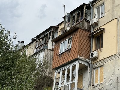 Херсон, обстріли, серпень 2024, багатоповерхівка, балкон Херсон, обстріли, серпень 2024, багатоповерхівка, балкон