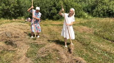 "Літом ногою, а зимою губою": як родина з Волині заготовляє сіно на зиму "Літом ногою, а зимою губою": як родина з Волині заготовляє сіно на зиму