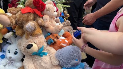 У Прилуках на Чернігівщині попрощалися з родиною, у будинок якої поцілив російський "шахед" У Прилуках на Чернігівщині попрощалися з родиною, у будинок якої поцілив російський "шахед"